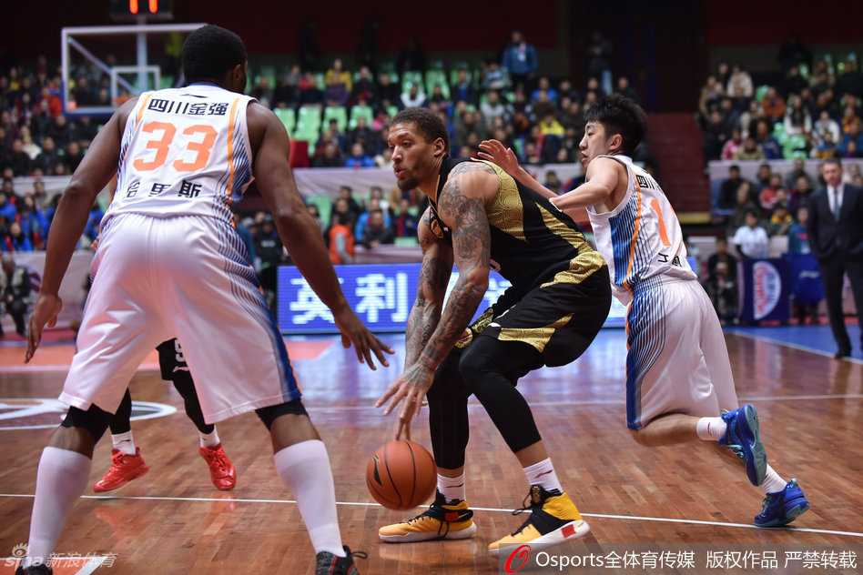 外援杀手迈克尔·哈里斯在四川队时期，用一次次凶悍的卡位和拼抢，铸就了联盟历史外援得分王的荣耀之路。