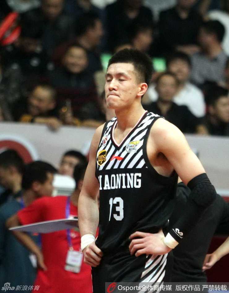 四川老将孟达运球推进意气风发，他挥手指挥着队友跑位，眼神中闪烁着对胜利的渴望和即将触摸冠军的兴奋光芒