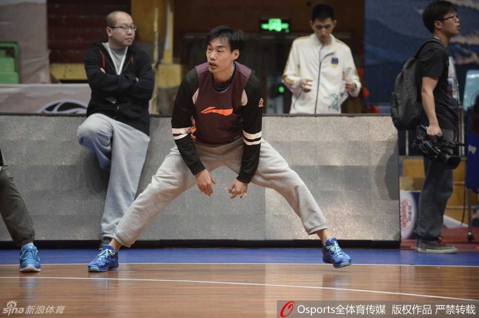 哈达迪与相熟的伊朗记者咬耳朵，他用大手比划着什么，眼神里带着顽童般的得意，似乎在透露一个只有他们才懂的秘密