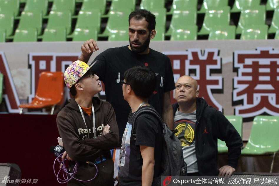 训练结束后，张春军一边用毛巾擦拭着脸上的汗水，一边侧耳倾听队友的玩笑，眉眼间的笑意透露出他对接下来硬仗的期待与自信