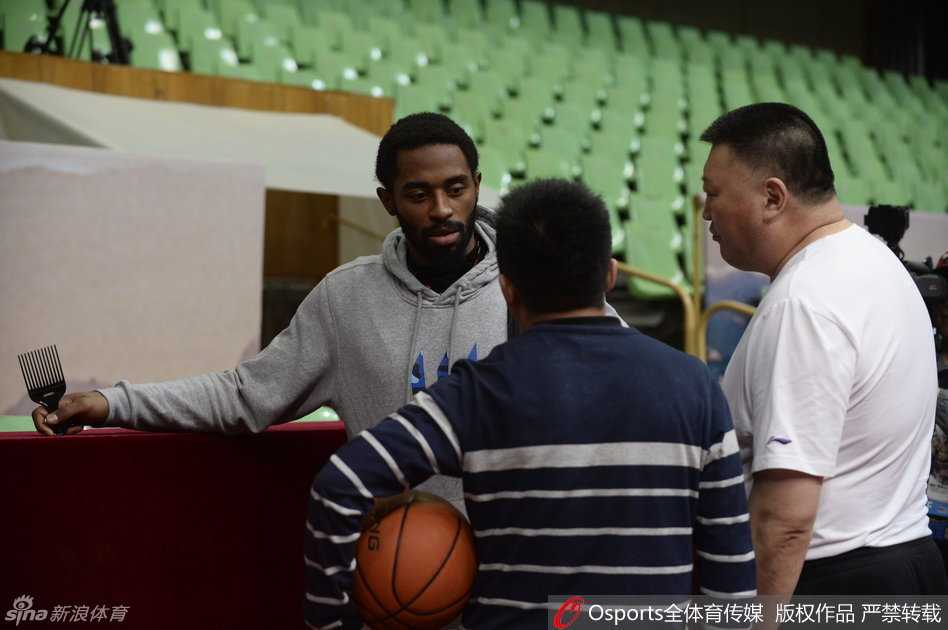 孟达将身体压到极限，手臂越过脚尖紧紧抱住腿部，额头上渗出细密的汗珠，脸上却写满了老将的坚韧与对胜利的渴望