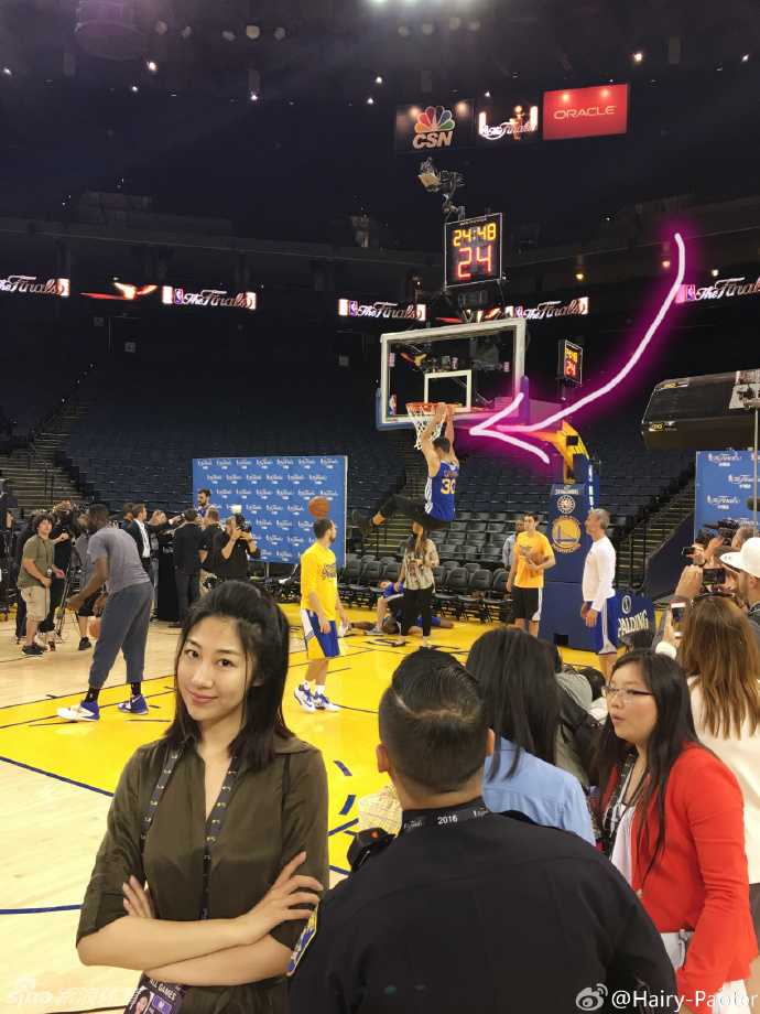 总决赛前奏:王仕鹏妻子李跑的甲骨文球场偶遇记 在勇士队的半场训练中,库里正低着头稳稳运球穿越障碍,眼神专注。旁边的克莱·汤普森则稍作休息,扶着膝盖看着队友,整个甲骨文球馆的地板上映照着他们为总冠军而战的专注光芒。