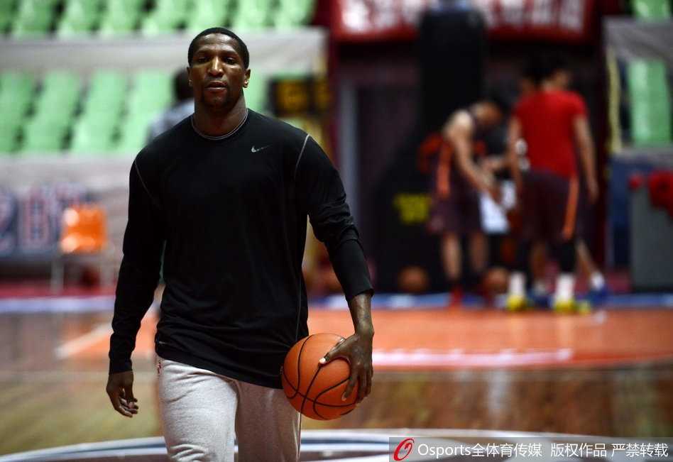 训练尾声，迈龙·艾伦与哈里斯并肩而立，两人交流着心得，这位前新疆外援的友情探班，为四川队的总决赛备战增添了一抹别样的温情色彩。