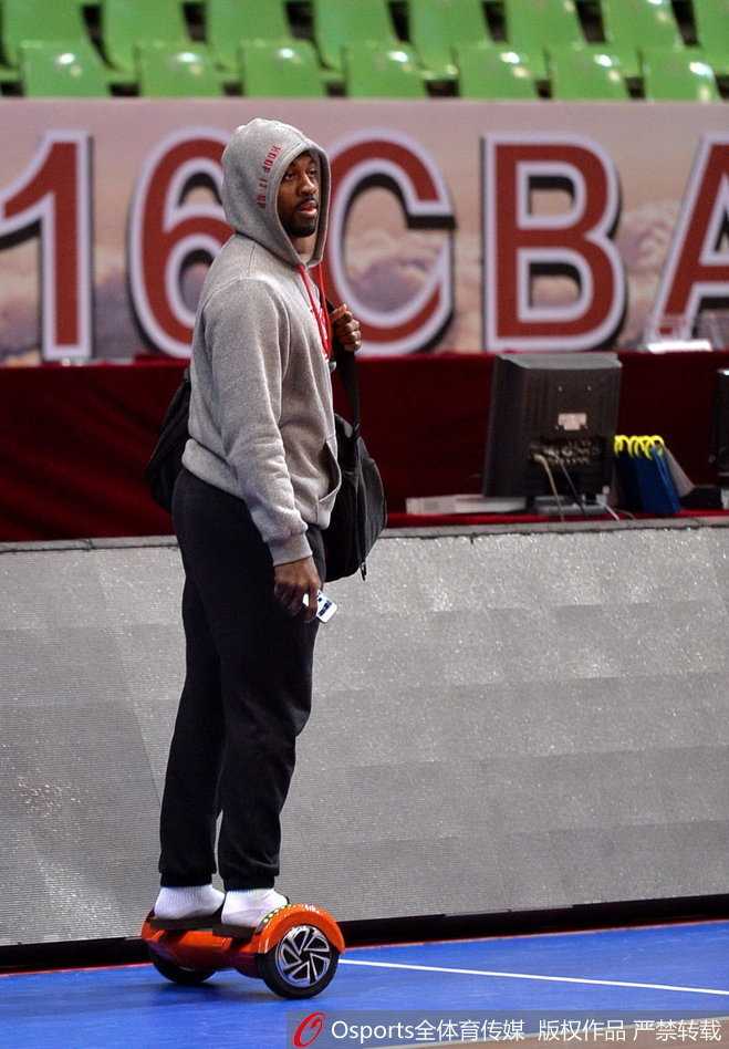 大外援哈里斯在训练中化身临时教练，他一边为队友传球，一边大声呼喊指挥跑位，甚至对主教练杨学增开起玩笑，展现出球队内部融洽的氛围。