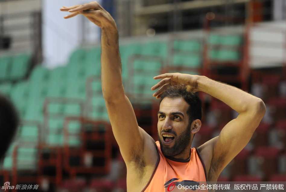 总决赛前的那次轻松训练,埋下了冠军归蜀的伏笔 原本一脸严肃的伊朗中锋哈达迪突然童心未泯,在投篮练习时搞怪地吐舌卖萌,这一瞬间被镜头捕捉,让人们看到了“大帝”铁血内线背后柔软的一面。