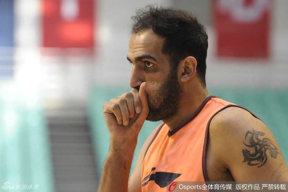 总决赛前的那次轻松训练,埋下了冠军归蜀的伏笔 全队进行着有序的集体热身,每个人脸上都写满了专注与平静,对于即将到来的主场首战,他们已做好准备迎接历史的呼唤。