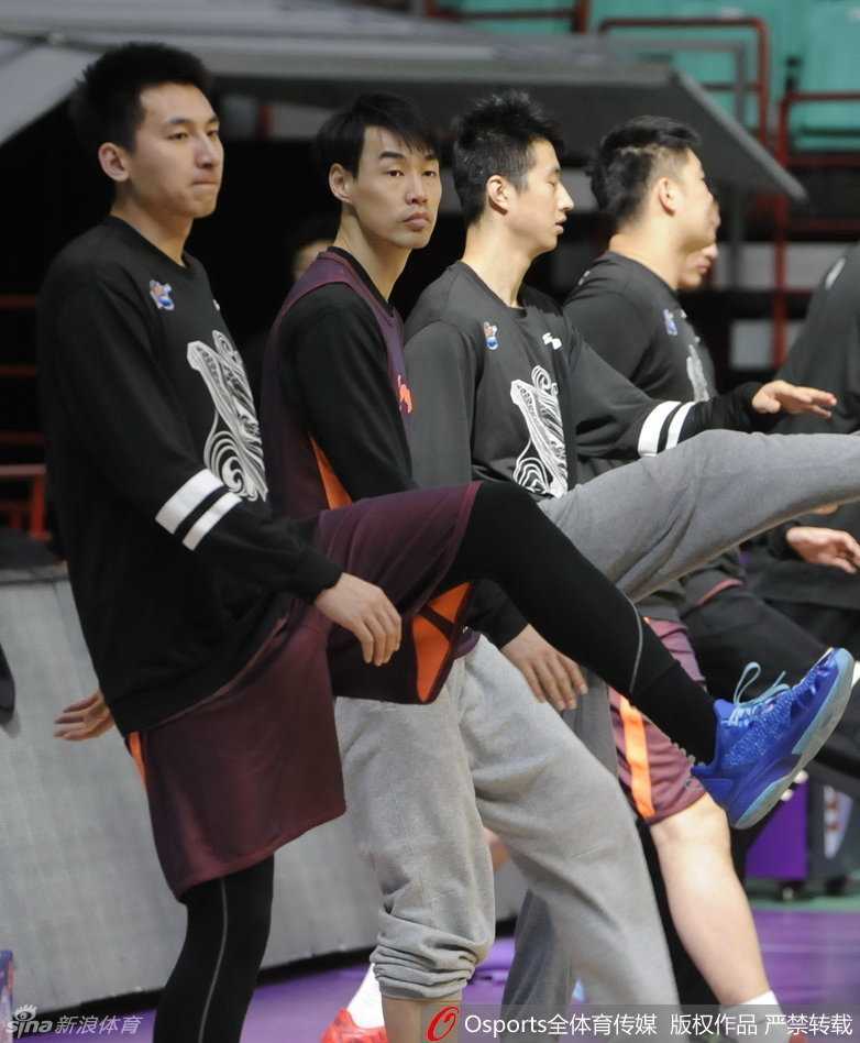 总决赛前的那次轻松训练,埋下了冠军归蜀的伏笔 神射手孟达正在校准他的“瞄准镜”,每一次出手都带着老将的沉稳与坚定,他在这个赛季的出色发挥是四川本土球员力量的缩影。