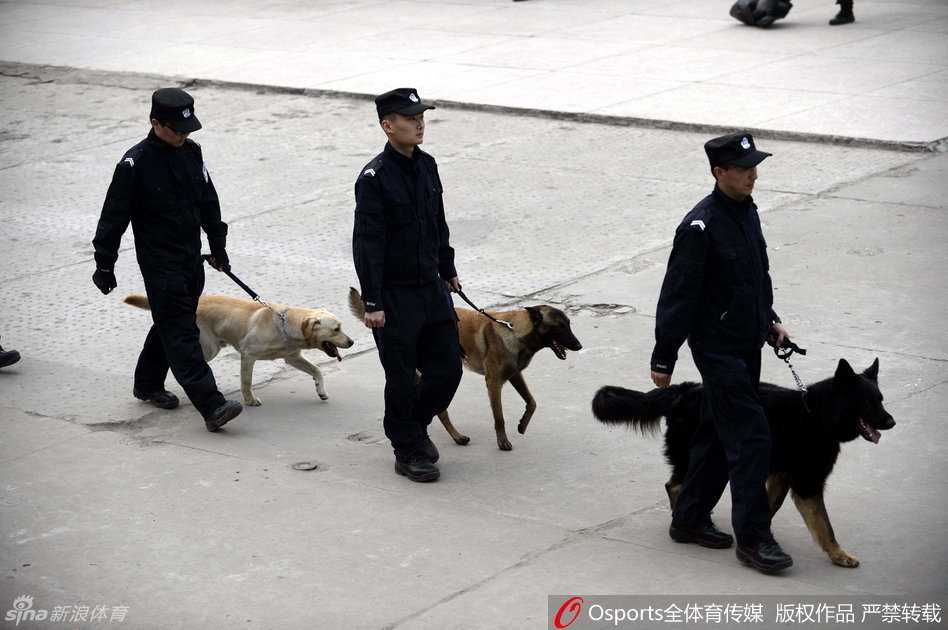 总决赛前的钢铁防线:直击川辽大战第五场超常规安保 一辆巨大的水炮车静静停靠在体育馆外围的指定位置,巨大的轮胎和车身上的警示标志彰显着它的力量,它是维持场外秩序的终极后盾。