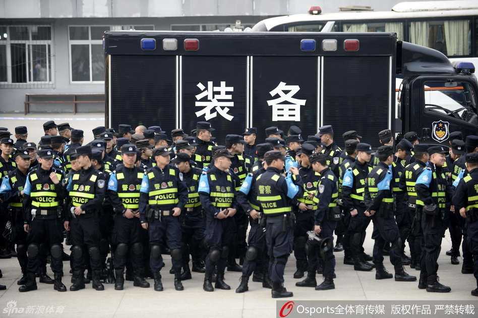 总决赛前的钢铁防线:直击川辽大战第五场超常规安保 体育馆入场口,数名身穿统一制服的安保人员站成一排,他们手挽手形成一道人墙,有序地疏导着潮水般涌来的观赛球迷。