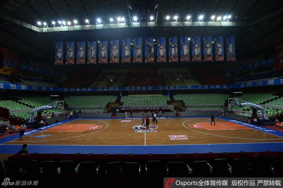 辽宁队总经理严晓明在众人的注视下现身赛场，他身穿深色外套，眉头紧锁，面色凝重，眼神中透露出深深的焦虑与无奈，仿佛正背负着巨大的压力走向赛前联席会的会议室。