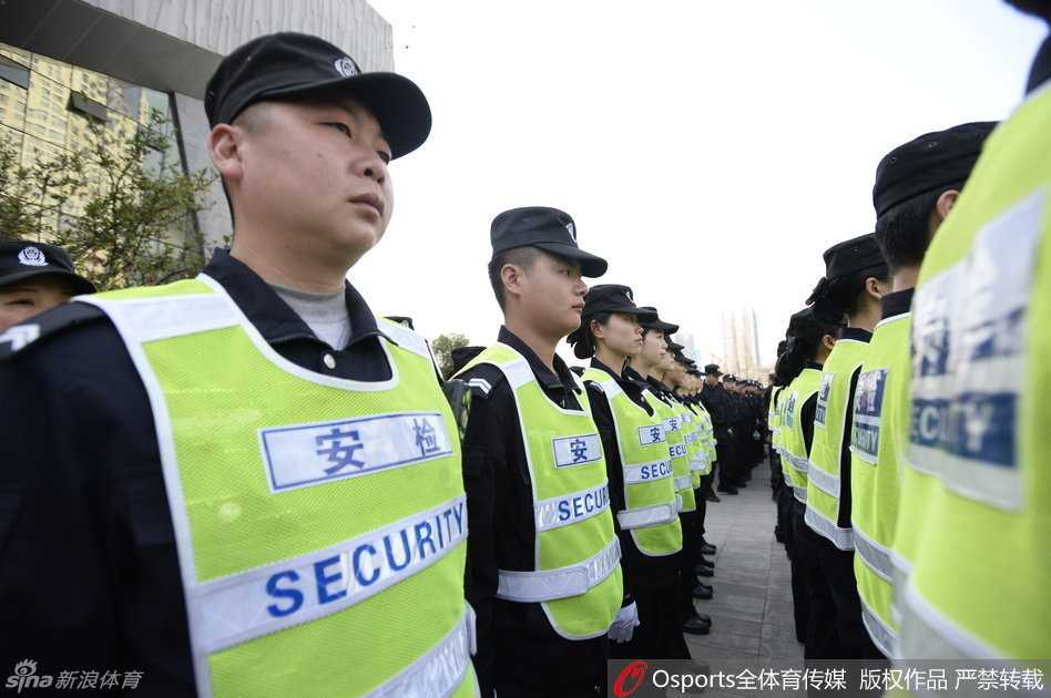 场馆内部通道，特警队员三人一组，迈着坚定有力的步伐进行武装巡逻，强大的气场让整个赛场倍感安心。