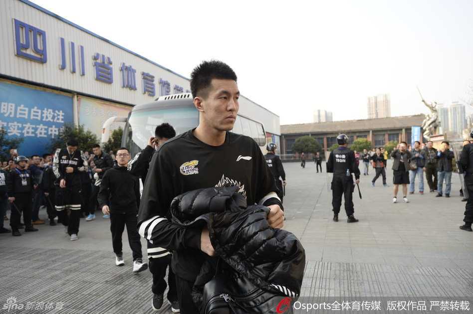 核心后卫郭艾伦表情严峻地踏入赛场，眼神中透露出一夜奔波的倦意，但紧抿的嘴角依然显示出不服输的倔强。他明白，此刻的球队比任何时候都需要他的突破与领导。