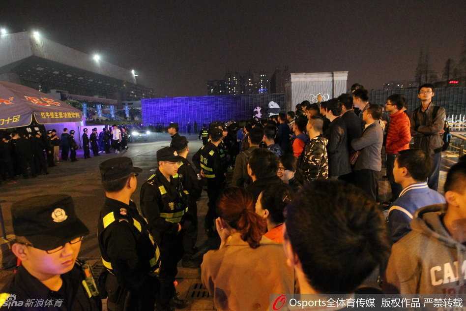 总决赛硝烟外的安保人墙 CBA川辽冲突事件回顾 冲突之后,现场一片狼藉,酒店保安奋力将双方分开,但仍有情绪激动的球迷试图冲过防线,背景中可见围观人群举着的手机,记录下这丑陋的一幕。