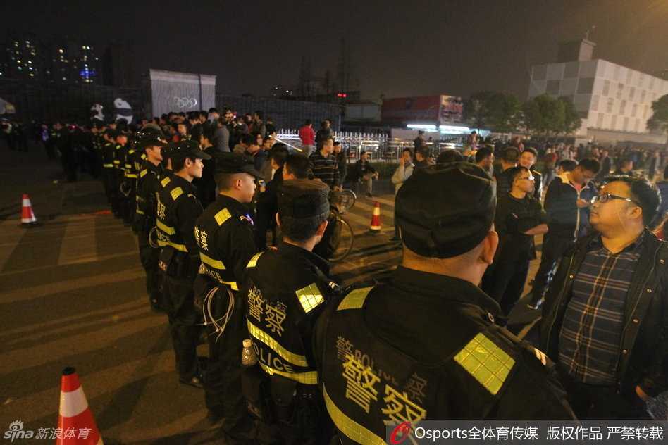 总决赛硝烟外的安保人墙 CBA川辽冲突事件回顾 身穿黑色训练服的辽宁队球员被身穿蓝色球迷服的四川球迷围住,双方在酒店门口互相推搡,场面一度失控,一名球员正试图拉开愤怒的队友。