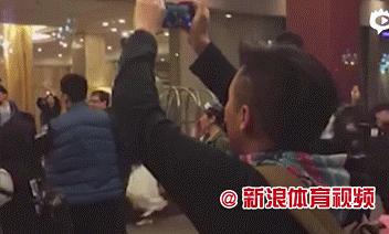 动图还原了冲突最激烈的时刻，韩德君用力挥舞着粗壮的手臂试图推开人群，他身后的刘志轩被队友紧紧抱住，但眼神依然愤怒地盯着前方，现场尖叫声四起。