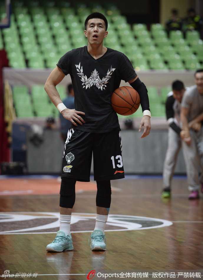 四川队老将孟达在训练中果断出手，眼神中带着杀手的冷静，上一场的出色手感让他对今晚的比赛信心十足。