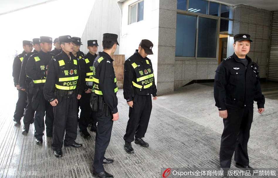 总决赛阴影下的坚守 杨学增指导在人群缝隙中侧身回望,身后的背景是无数记者模糊的脸和伸出的录音笔,这一瞬间定格了总决赛期间场外的喧嚣与纷扰。