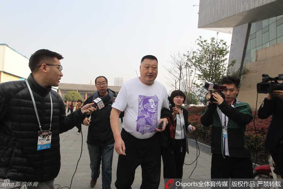 总决赛阴影下的坚守 比赛开始前,数名全副武装的特警在体育馆入口处列队执勤,冰冷的枪械和严肃的面容,预示着今晚的安保级别非同寻常。