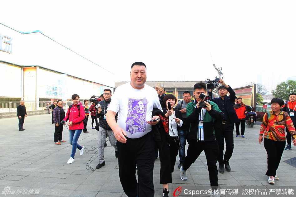 总决赛阴影下的坚守 四川队主教练杨学增在新闻发布会后被人群层层包围,话筒和镜头几乎要将他淹没,他的眼神中透露出一种与平常比赛不同的凝重与无奈。