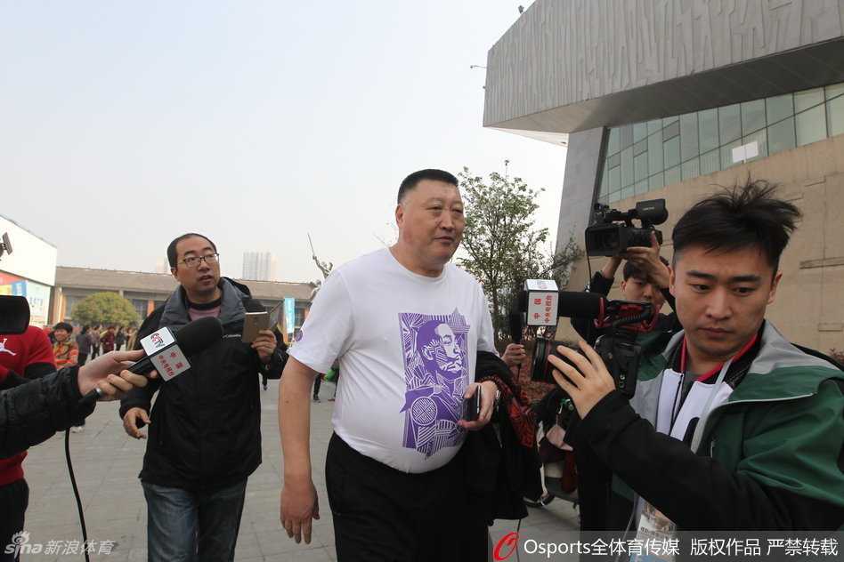 总决赛阴影下的坚守 空旷的四川队主场内,几名工作人员正在闲聊,没有了往日训练的喧嚣,只有顶棚的灯光孤单地照亮着空无一人的看台。