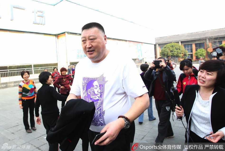 总决赛阴影下的坚守 走廊里挤满了扛着长枪短炮的记者,杨学增指导在安保人员的协助下艰难穿行,闪光灯此起彼伏,记录下他这一刻严肃而匆忙的神情。