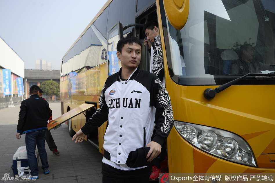 总决赛风云夜,川军从容备战静候赛点 安保人员筑起人墙紧密跟随,目光如炬地守护着四川男篮最后的备战时光,背景中球员的身影显得格外从容与坚定。