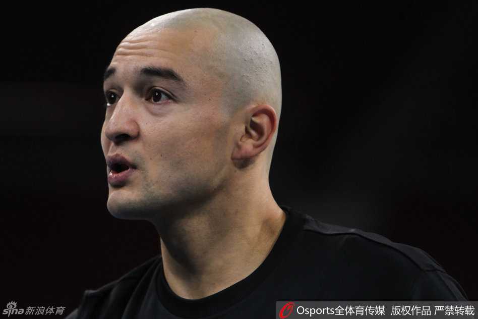 恩怨与征途:新疆男篮五棵松踩场,李根重返故地西热力江抢眼 西热力江以醒目的光头造型亮相训练场,场边的他目光深邃,陷入沉思,仿佛在提前构思着揭幕战上的每一次防守与奔跑。