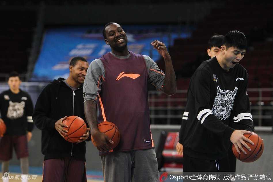 恩怨与征途:新疆男篮五棵松踩场,李根重返故地西热力江抢眼 大外援布莱切在训练中露出轻松的笑容,尽管面临体能的质疑,但此刻他享受着篮球的乐趣,准备在新赛季证明自己的统治力。