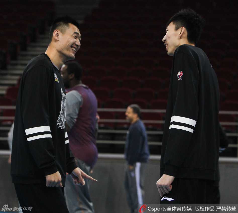 恩怨与征途:新疆男篮五棵松踩场,李根重返故地西热力江抢眼 周琦在篮下进行着严苛的防守训练,他高高跃起,用长臂封堵投篮,如同大魔王般守护着新疆队的禁区领空。