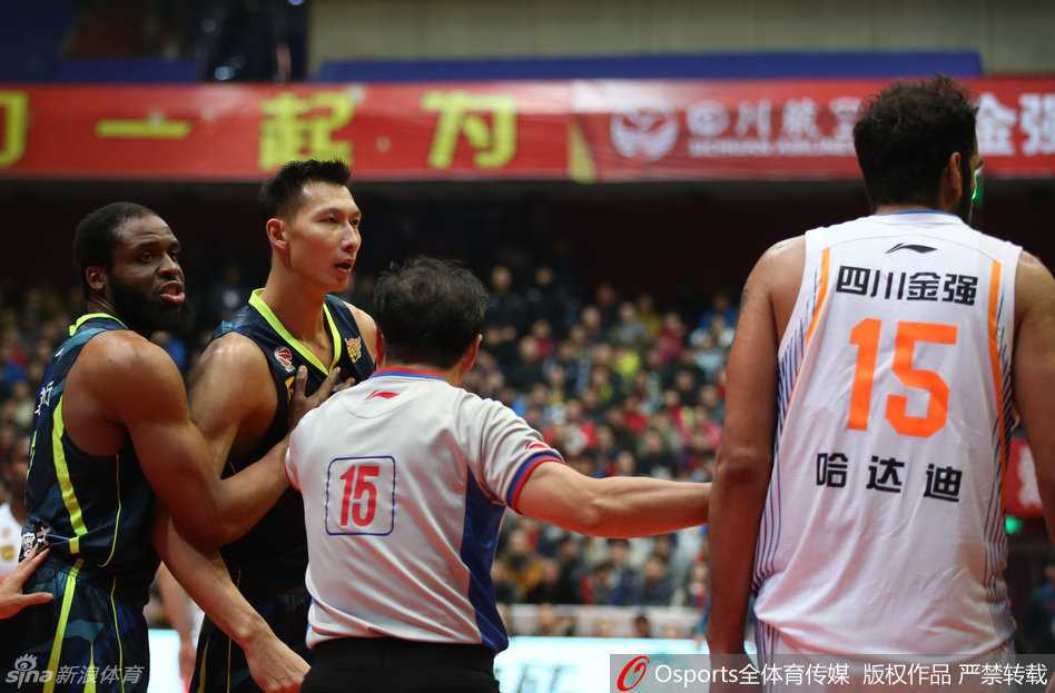 周鹏在篮下凭借强壮的身体强行持球，面对夹击毫无惧色，肌肉紧绷，正准备起身完成一次势在必得的强力进攻。