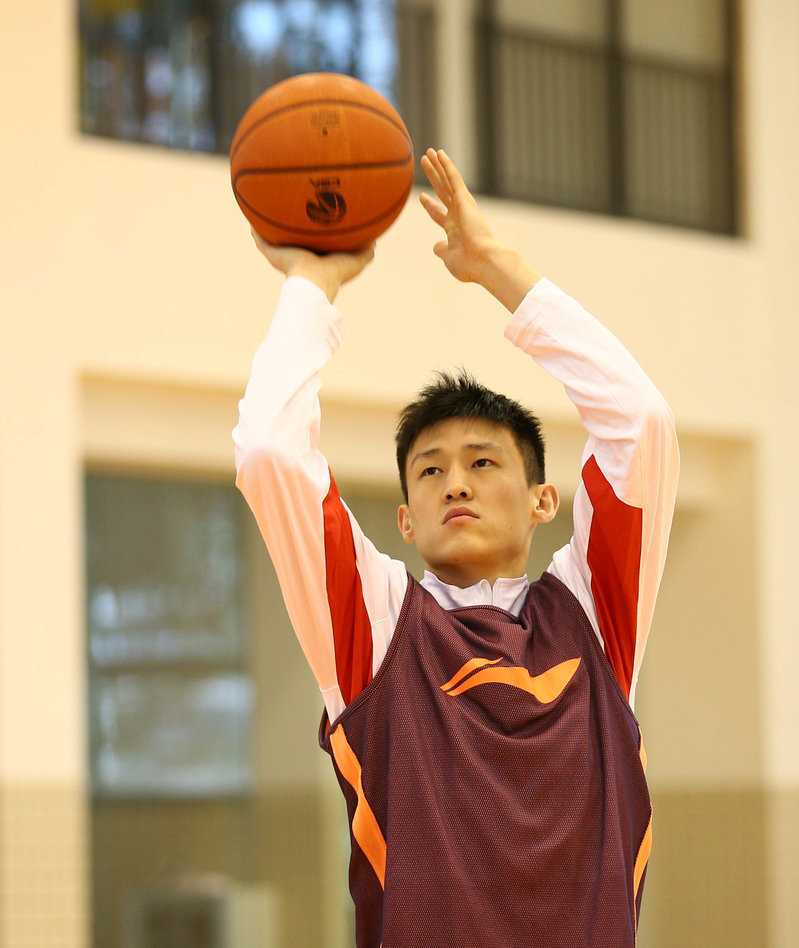 悬崖边的华南虎:广东宏远生死战前的训练场百态 朱芳雨在投篮训练中一丝不苟,表情专注,全然不知接下来眼角受伤的小意外即将发生,职业精神令人动容。