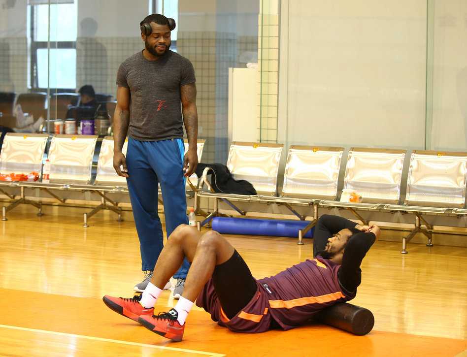 悬崖边的华南虎:广东宏远生死战前的训练场百态 老将王仕鹏双手紧紧将球抱在怀中,眼神坚定而警惕,仿佛在守护着球队最后的机会,不愿让任何人夺走。