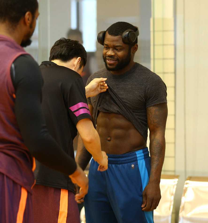 悬崖边的华南虎:广东宏远生死战前的训练场百态 外援拜纳姆并未参与全队合练,独自在场边掀起球衣露出腹肌,神情悠哉地看着正在苦练的队友们,他的伤病情况令人捉摸不透。