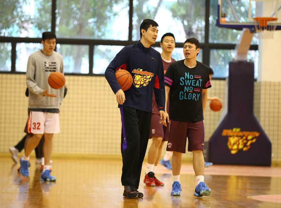 悬崖边的华南虎:广东宏远生死战前的训练场百态 队长周鹏高高跃起,专注地练习投篮,他的姿态充满了力量感,作为球队的中坚,他必须在生死战中拿出更好的表现。