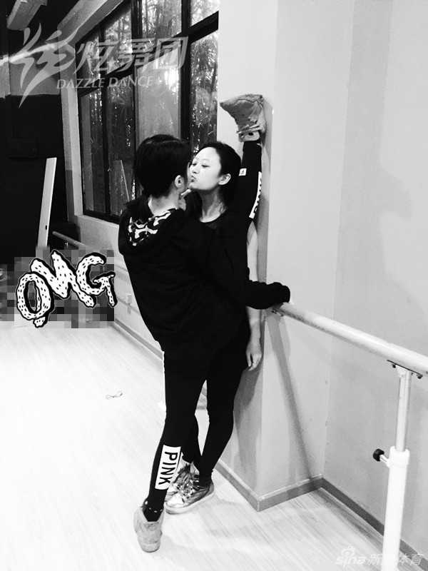 一位舞者正完成高难度的倒立动作，强大的核心力量让她在空中稳稳控制住身体，展现出力量与平衡的完美结合。