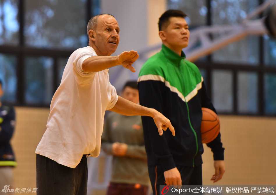 戈尔挂帅注入激情,广东宏远全力冲刺半决赛 助教戈尔神情专注,激情四射地挥动手臂,大声呼喊指挥着广东男篮队员们的跑位与战术配合。