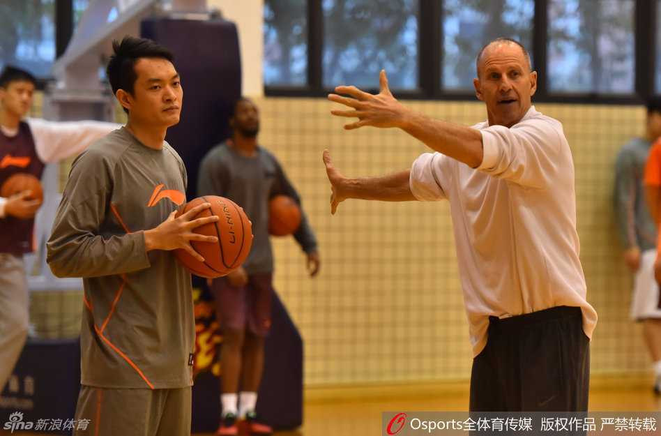 戈尔挂帅注入激情,广东宏远全力冲刺半决赛 核心易建联在进行持球进攻训练,面对空档果断出手,眼神坚毅,展现出极佳的竞技状态。