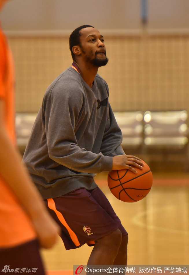 戈尔挂帅注入激情,广东宏远全力冲刺半决赛 外援卡特在三分线外从容出手,皮球在空中划出优美弧线,他正努力通过投篮为球队提供火力支援。