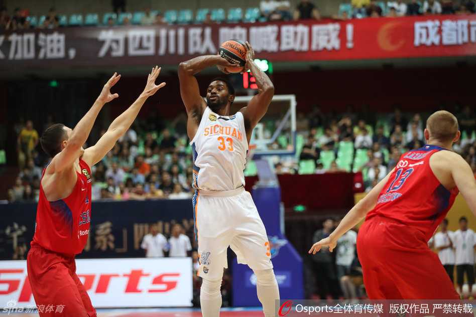 成都欧冠篮球赛记忆:刘炜率四川金强挑战中央陆军强敌 四川队外援哈里斯在莫斯科中央陆军球员的严密防守下,依然果断跳起投篮,眼神坚定