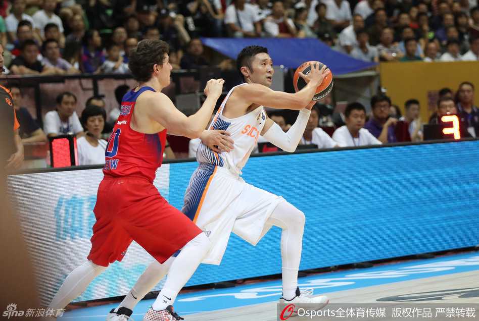 成都欧冠篮球赛记忆:刘炜率四川金强挑战中央陆军强敌 刘炜运球强行突破中央陆军的防线,他压低重心,试图从两名防守球员的缝隙中穿过