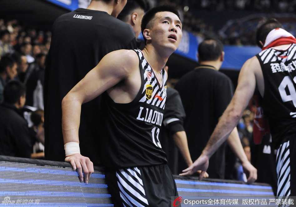折戟蓉城:辽宁男篮在那个悲情夜晚写下的不甘与失落 在震耳欲聋的助威声中,韩德君庞大的身躯重重地趴倒在冰冷的地板上,眼中满是不甘与无力,仿佛用尽了全力也无法撬动胜利的天平。