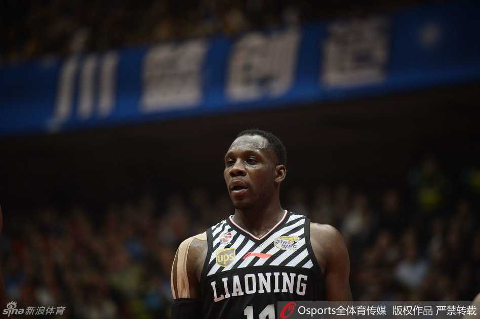 折戟蓉城:辽宁男篮在那个悲情夜晚写下的不甘与失落 失落的辽宁将士们神情木然地站在场边,郭艾伦深深地低下头,不愿让人看到他眼中的泪水,整个团队笼罩在一片悲情的寂静之中。