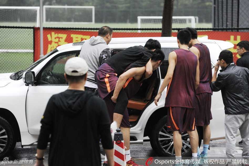 李春江指导情绪激动地冲向技术台，手臂用力挥舞，嘴巴张大正在高声抗议，身后的助理教练试图拉住他，但他眼中只有那“捣乱”的计时器。