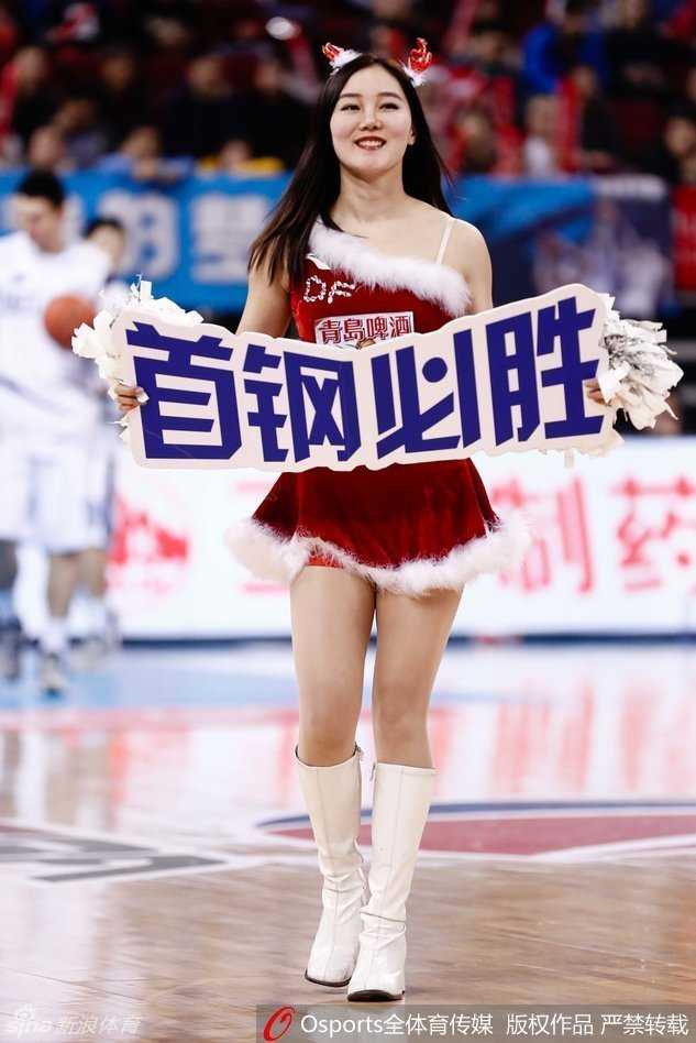 拉拉队圣诞热力秀,点燃萧瑟冬日球场 拉拉队员们在中场休息时摆出集体造型,红白短裙和可爱的头饰构成一幅充满节日气息的青春画卷。