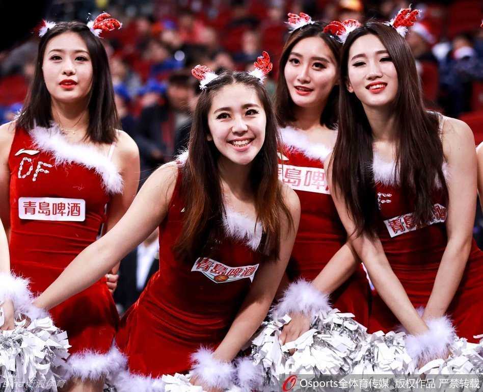 拉拉队圣诞热力秀,点燃萧瑟冬日球场 全景镜头下,数位拉拉队员排成整齐队形,红白相间的圣诞短裙格外亮眼,她们正随着音乐节拍整齐地舞动。