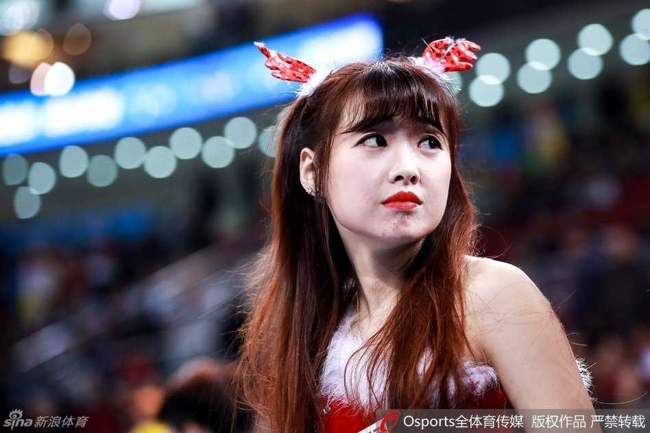 拉拉队圣诞热力秀,点燃萧瑟冬日球场 两位拉拉队员在场地边亲密互动,她们头上都戴着可爱的驯鹿角发饰,脸上洋溢着灿烂的笑容,圣诞气氛十足。