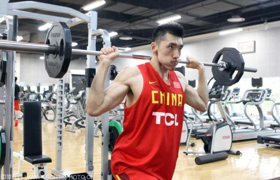 陶汉林咬紧牙关卖力冲刺，每一块肌肉都在诉说着对力量的渴望，汗水早已浸透了他的球衣。