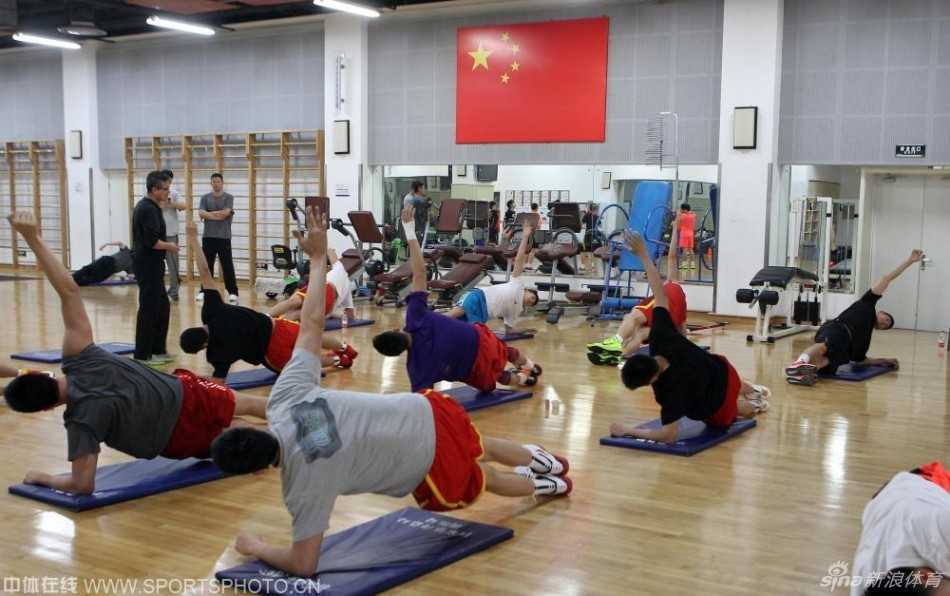 可兰白克与队友在训练间隙相视而笑，全神贯注的训练后，融洽的氛围是这支年轻球队的宝贵财富。