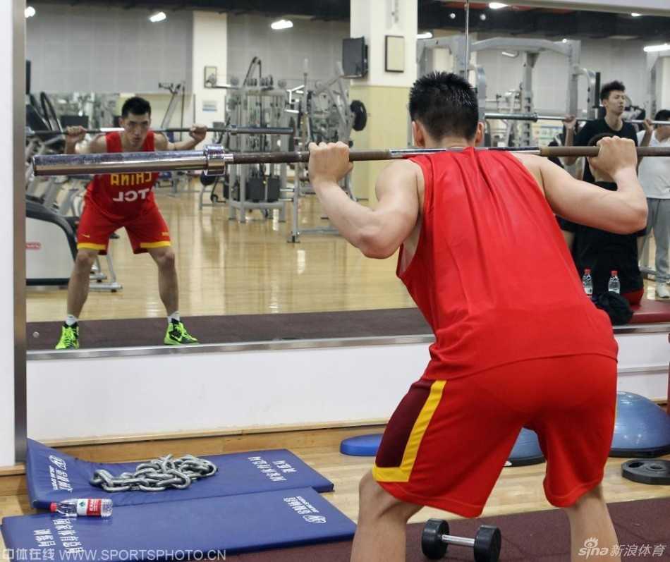 赵大鹏在训练中咬牙坚持，即便汗水迷离了双眼，脚下的步伐也未曾减慢半分。