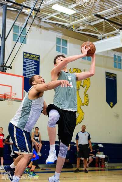 多名球员在篮下同时起跳争抢篮板球，手臂交织在一起，展现了特训中强调的卡位与拼抢意识。